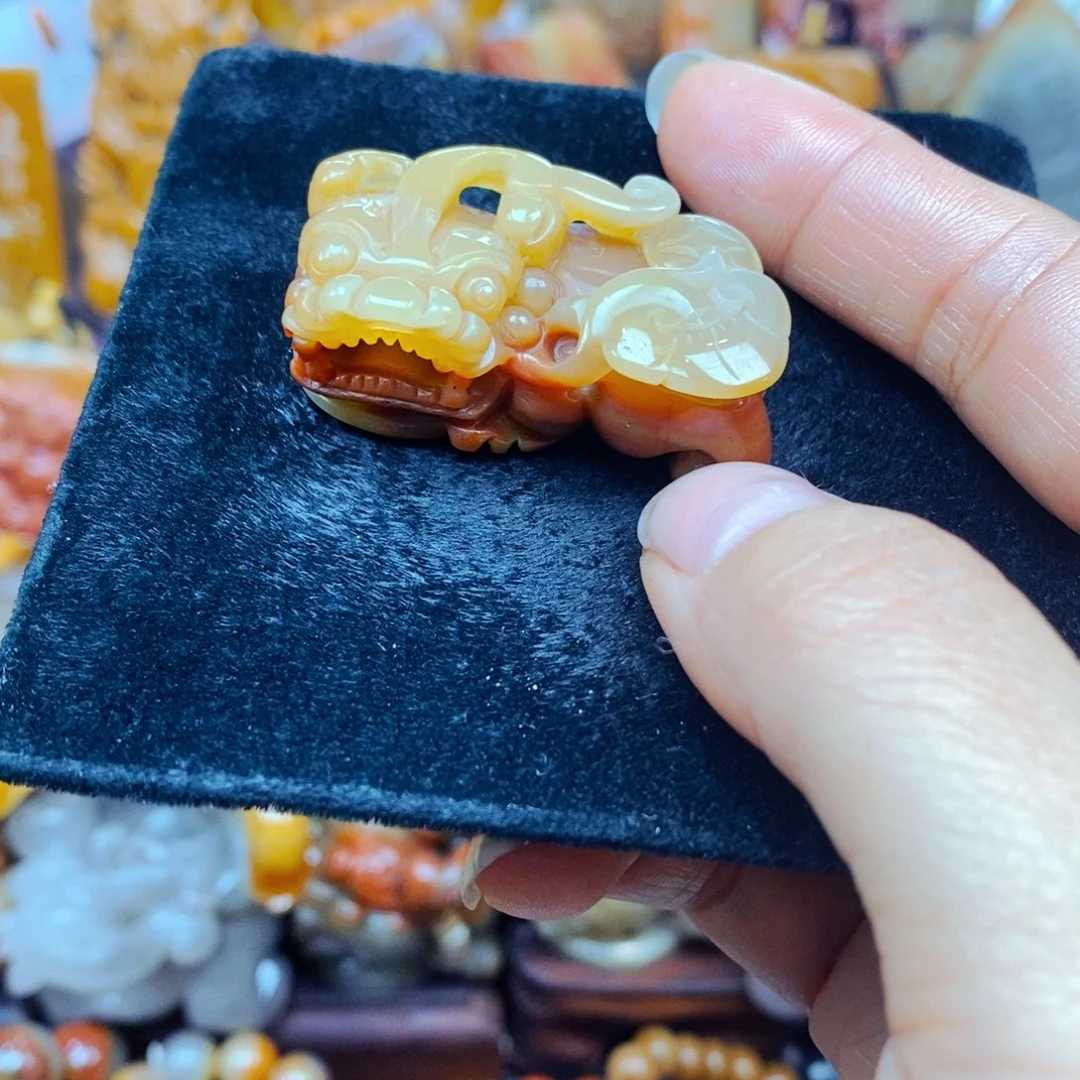 未镶嵌石英质玉（黄龙玉）颈饰