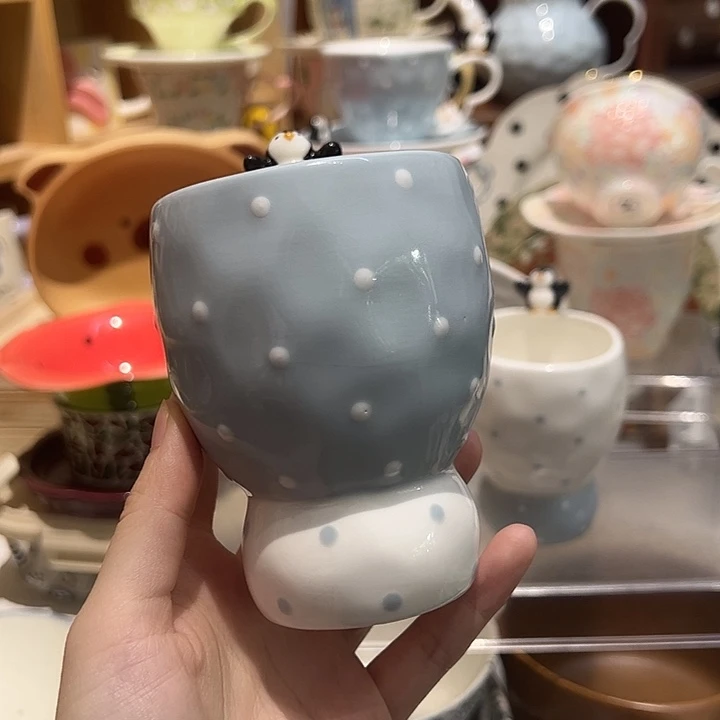 小企鹅手握杯陶瓷