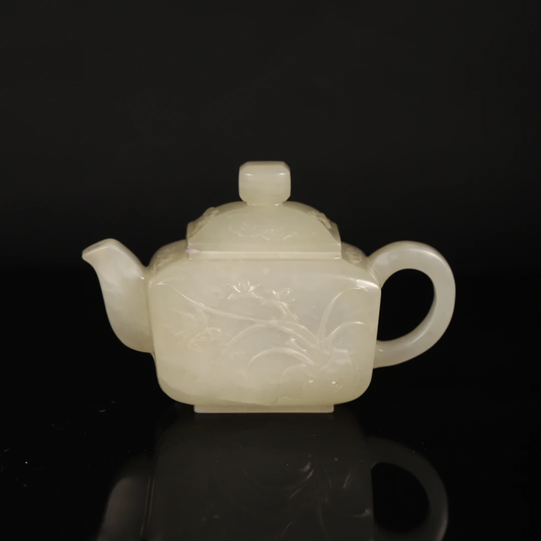 Lot20 清代 和田玉雕方壶