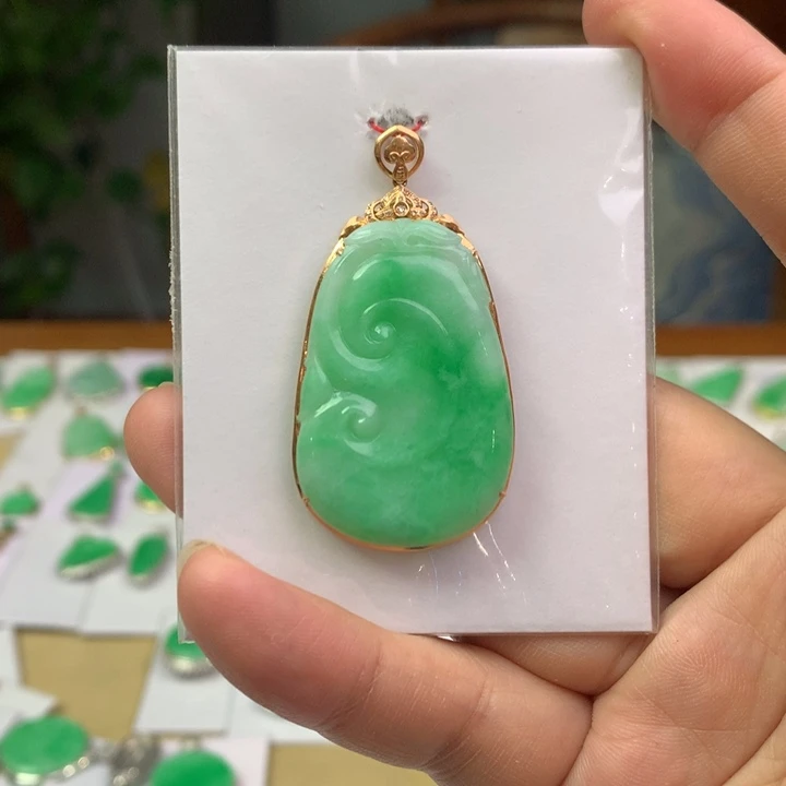 翡翠18K金镶嵌颈饰翡翠吊坠