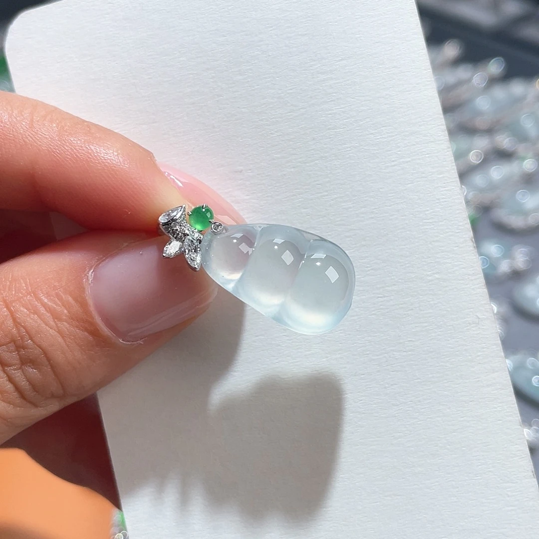 翡翠颈饰18K金镶嵌翡翠豆子吊坠