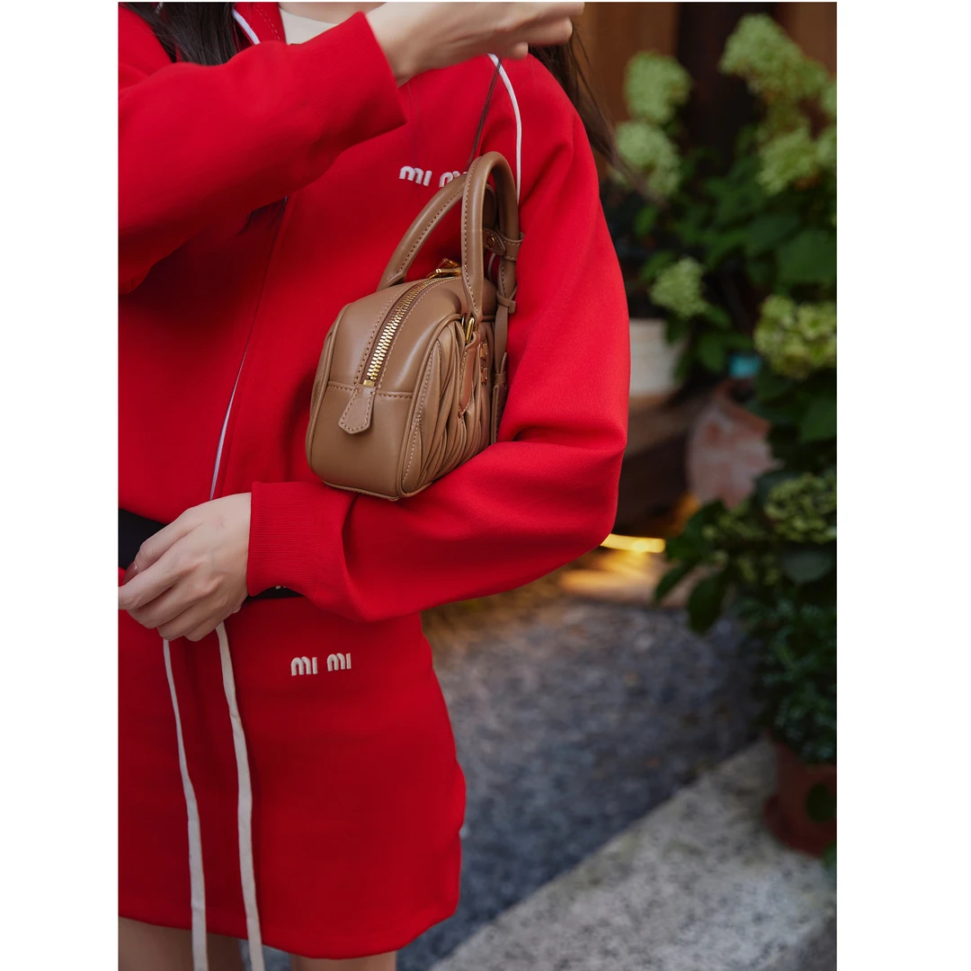 特 LMERENCE“学院风”红色系运动开衫&迷你短裙套装