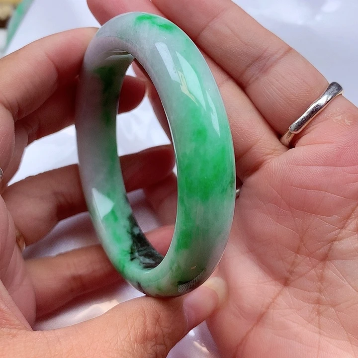翡翠手镯未镶嵌翡翠