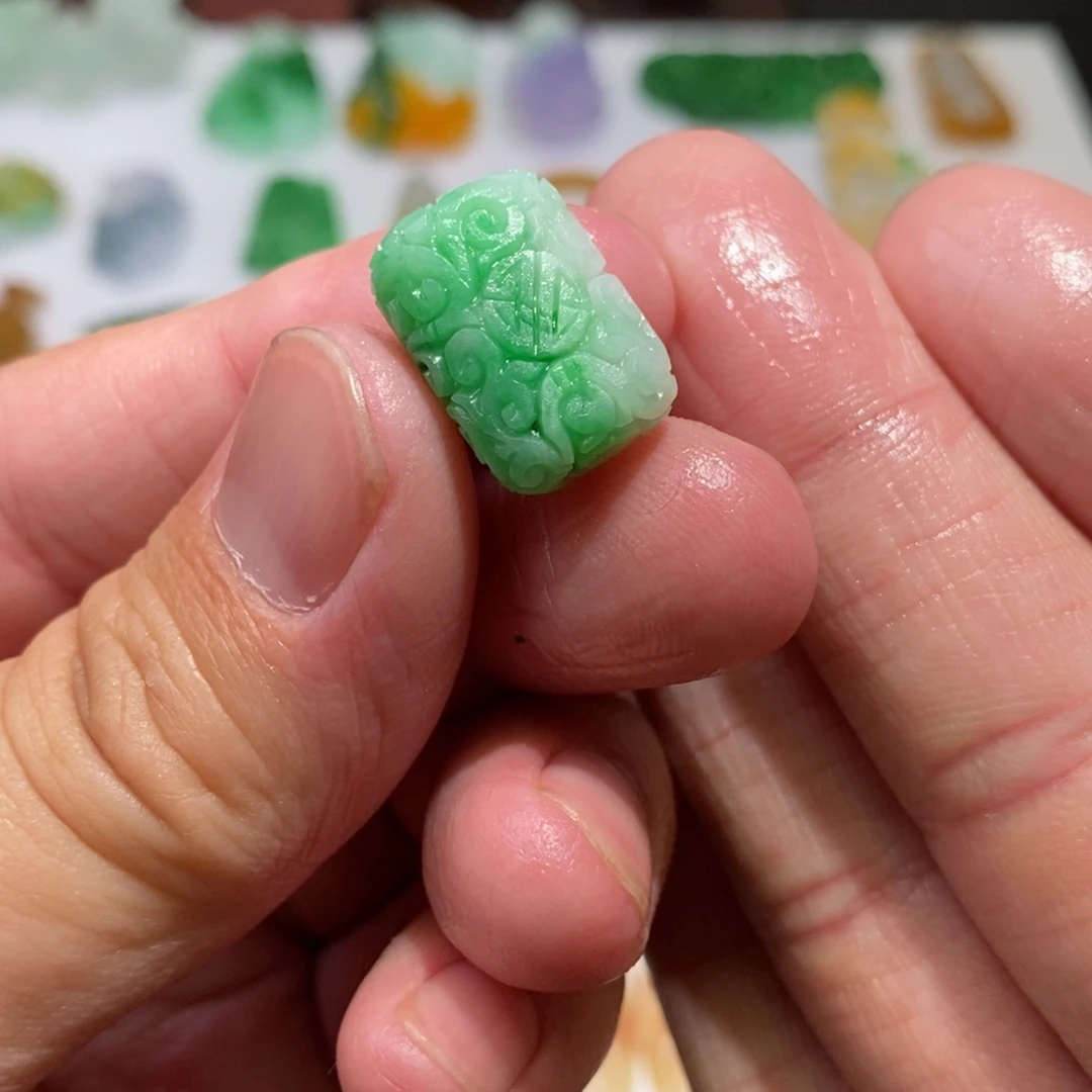 飞***象未镶嵌定制翡翠吊坠