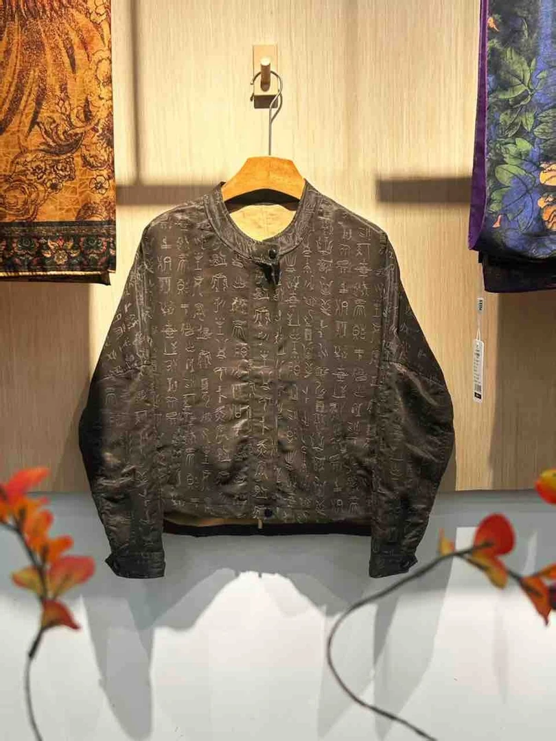 墨韵藏字提花短外套 —— 黑衫织就文字纹，衣间暗藏书香气JXL9079
