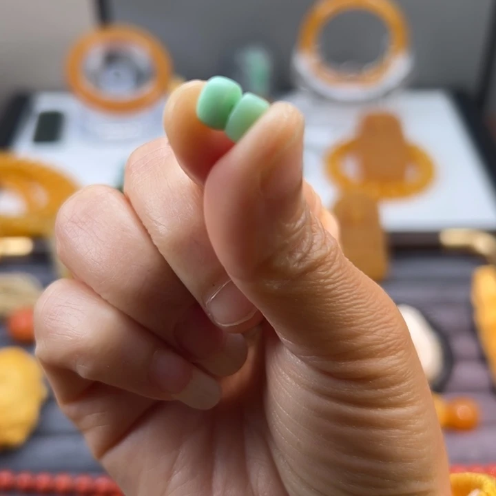 石英质玉（缅黄）未镶嵌隔片2颗