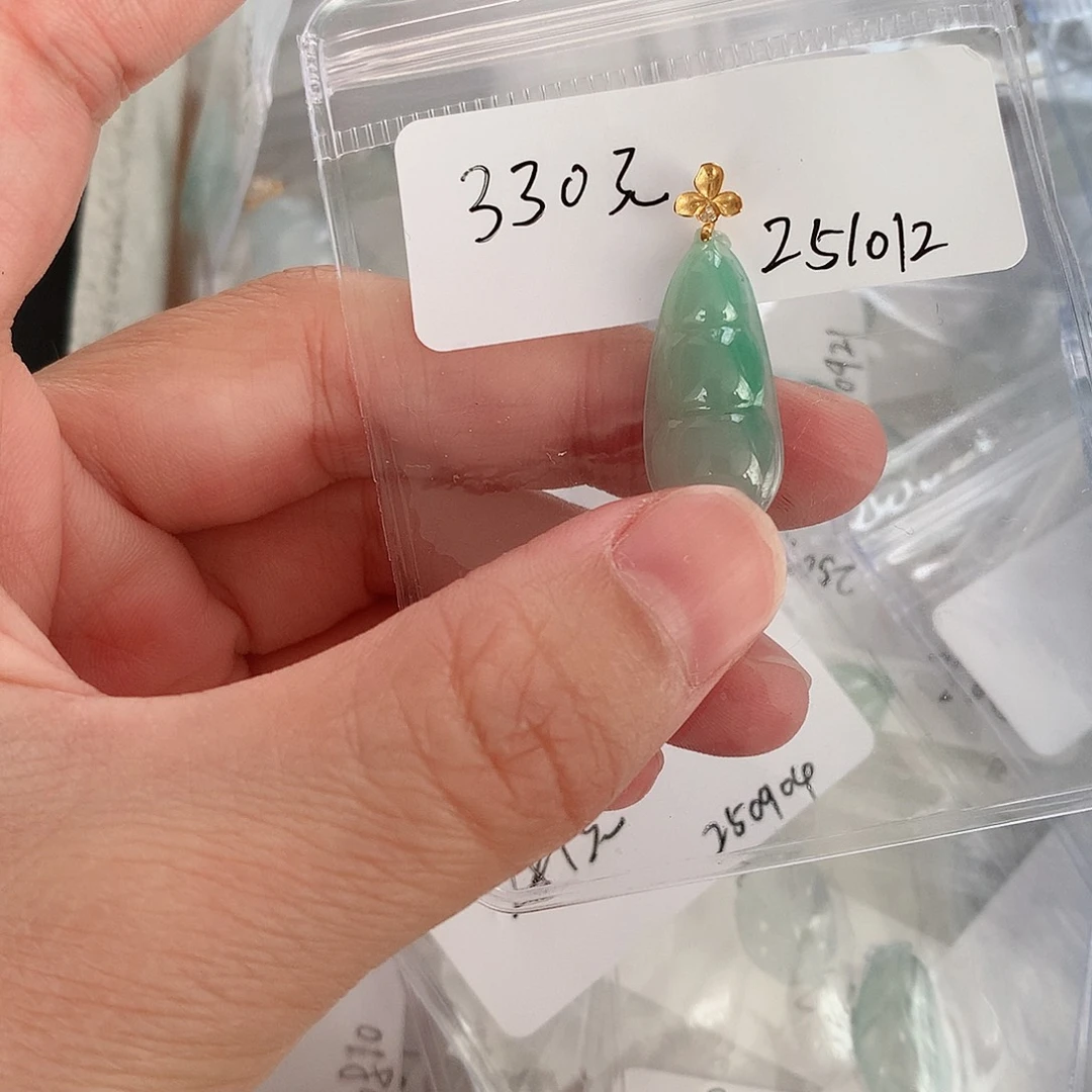 颈饰18K金镶嵌翡翠豆子