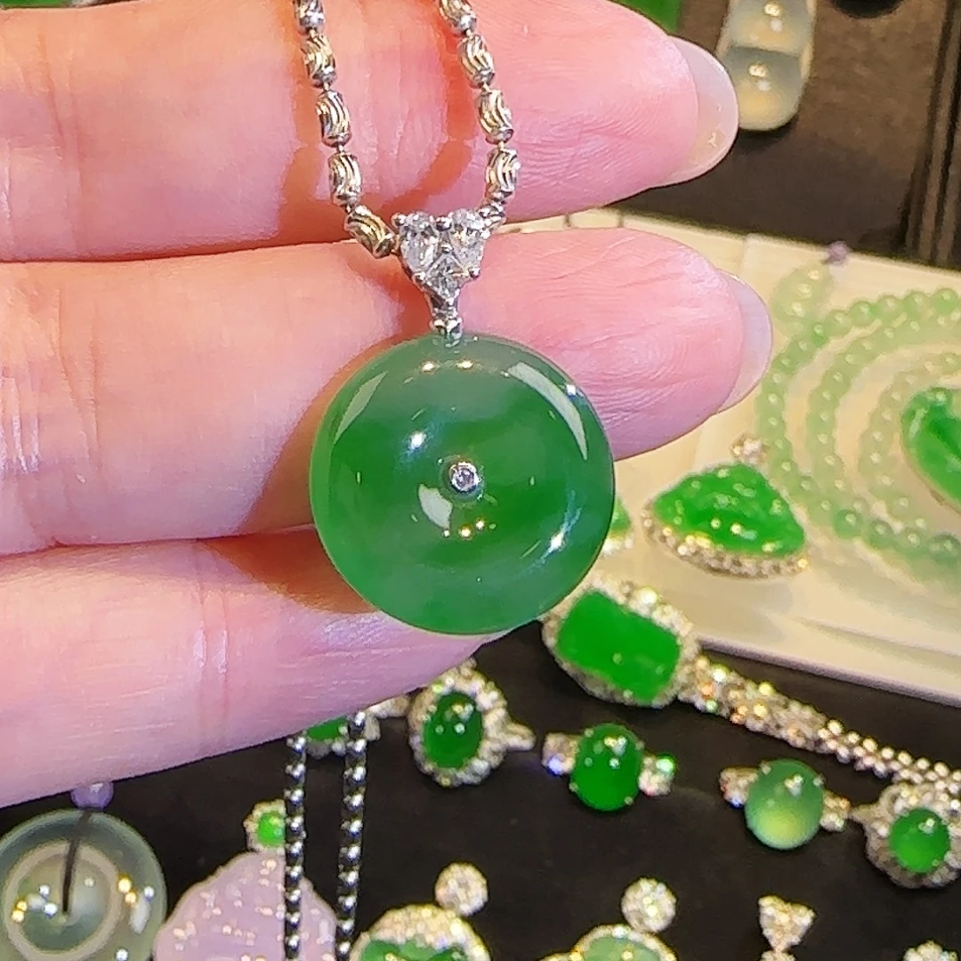 翡翠18K金镶嵌颈饰