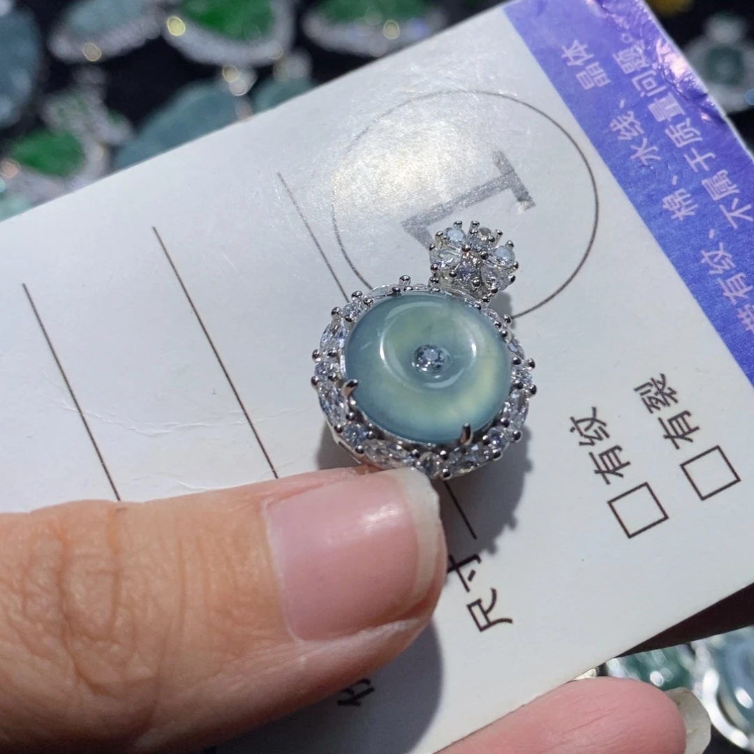 芝****翡翠未镶嵌颈饰翡翠