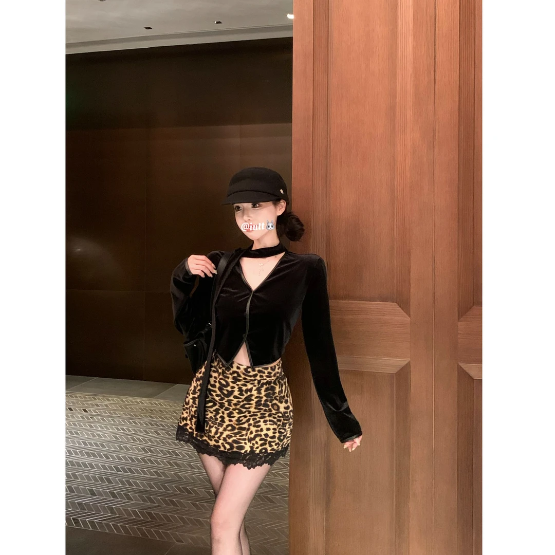 秋冬新款复古性感纯欲黑色丝绒V领飘带上衣高级感豹纹短裙两件套