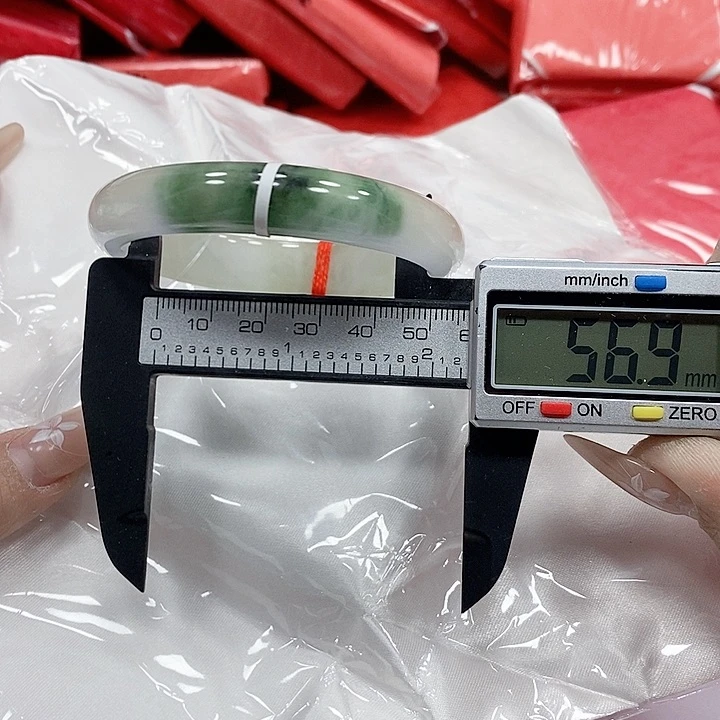 翡翠手镯未镶嵌258。