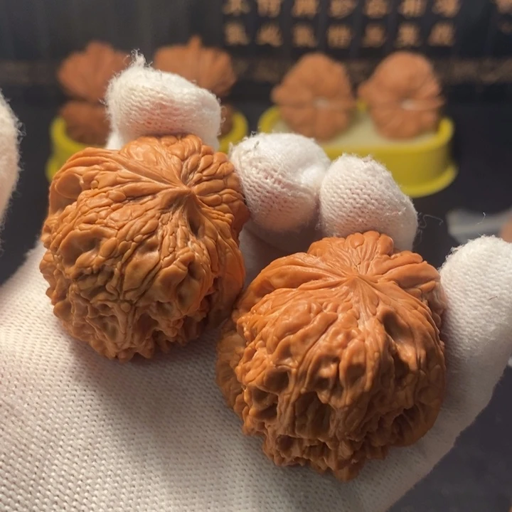 文玩核桃吊坠门墩鹰嘴40