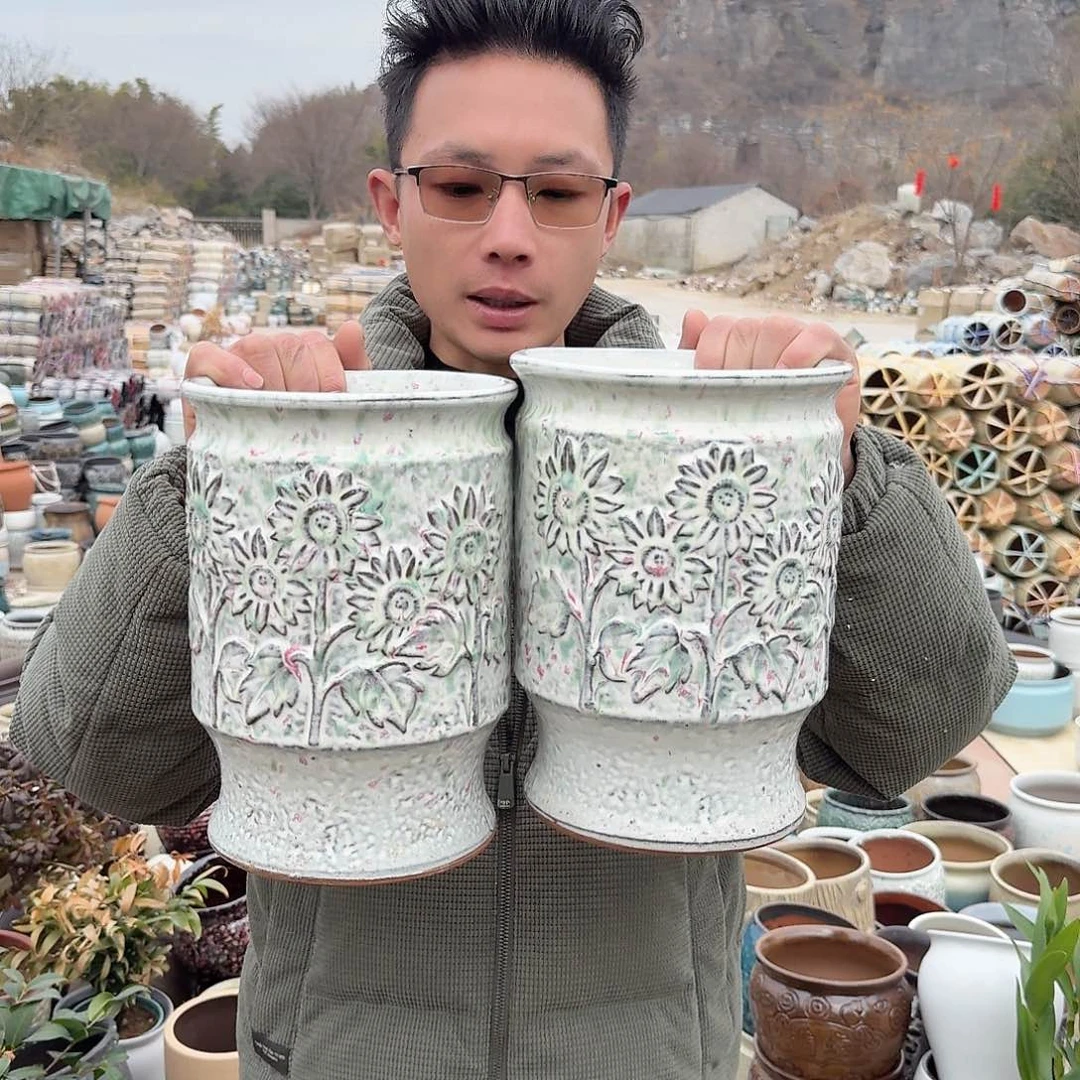 紫砂花盆口17高24；两个太阳花白色彩色