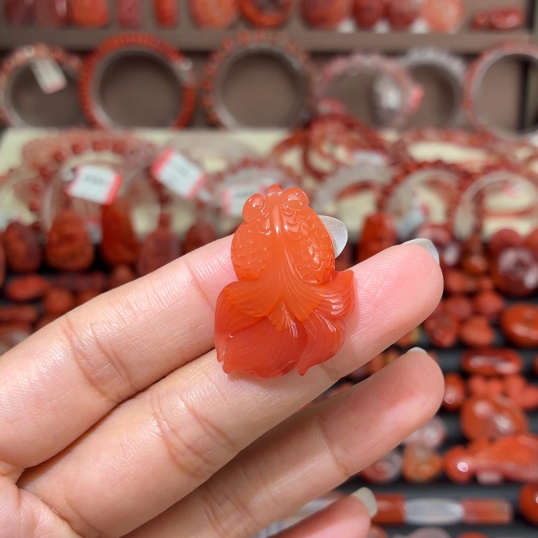南红玛瑙未镶嵌颈饰金鱼吊坠