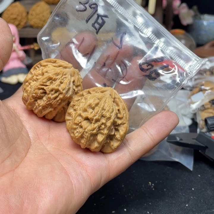 文玩核桃把件小***士白狮子