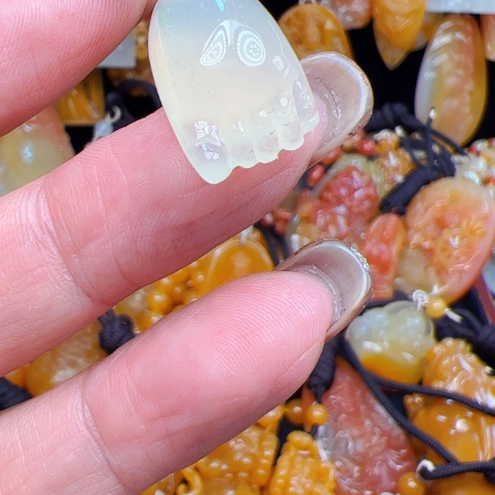 石英质玉（黄龙玉）合金颈饰