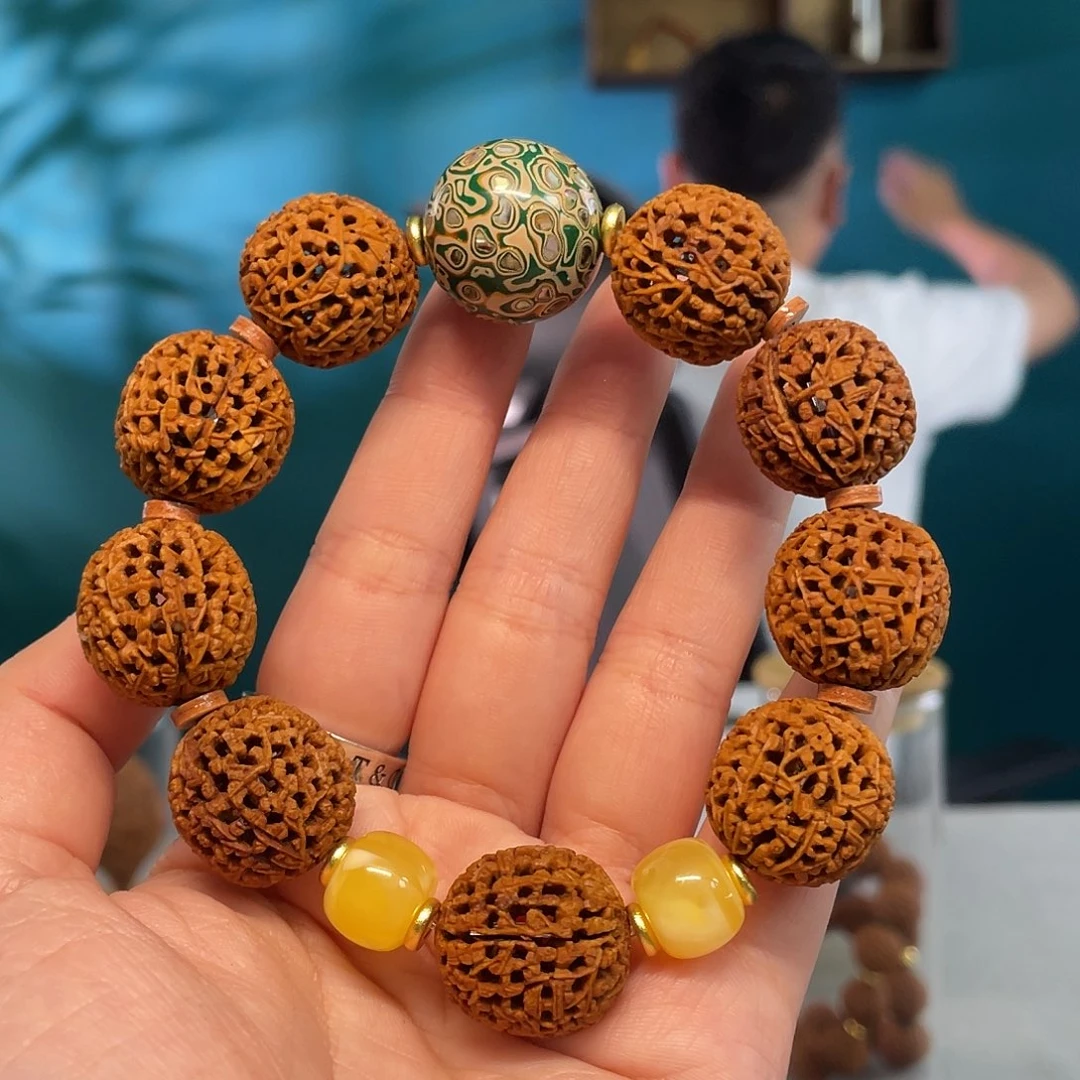 山桃核顶级细密工核雕作品