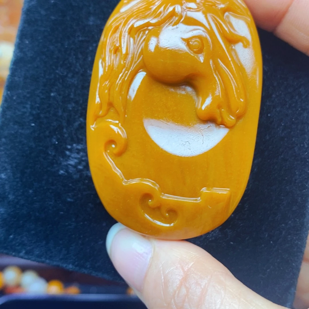 未镶嵌石英质玉（黄龙玉）颈饰