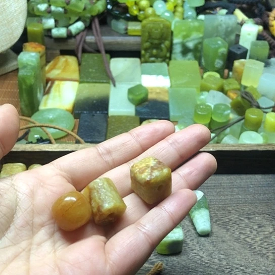 未镶嵌岫玉吊坠李**?