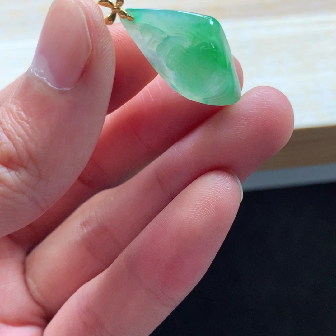 翡翠颈饰18K金镶嵌吊坠