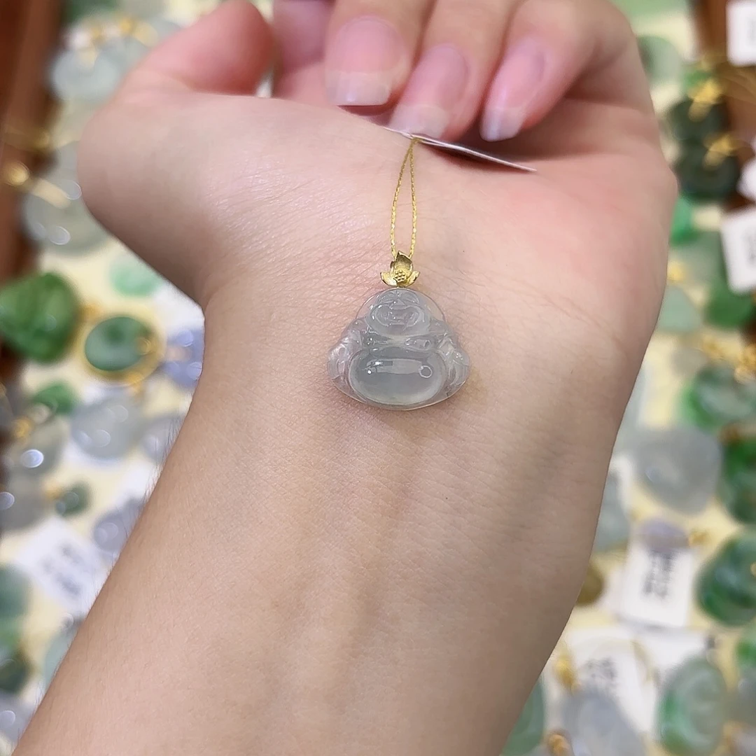 丫****颈饰18K金镶嵌翡翠佛公