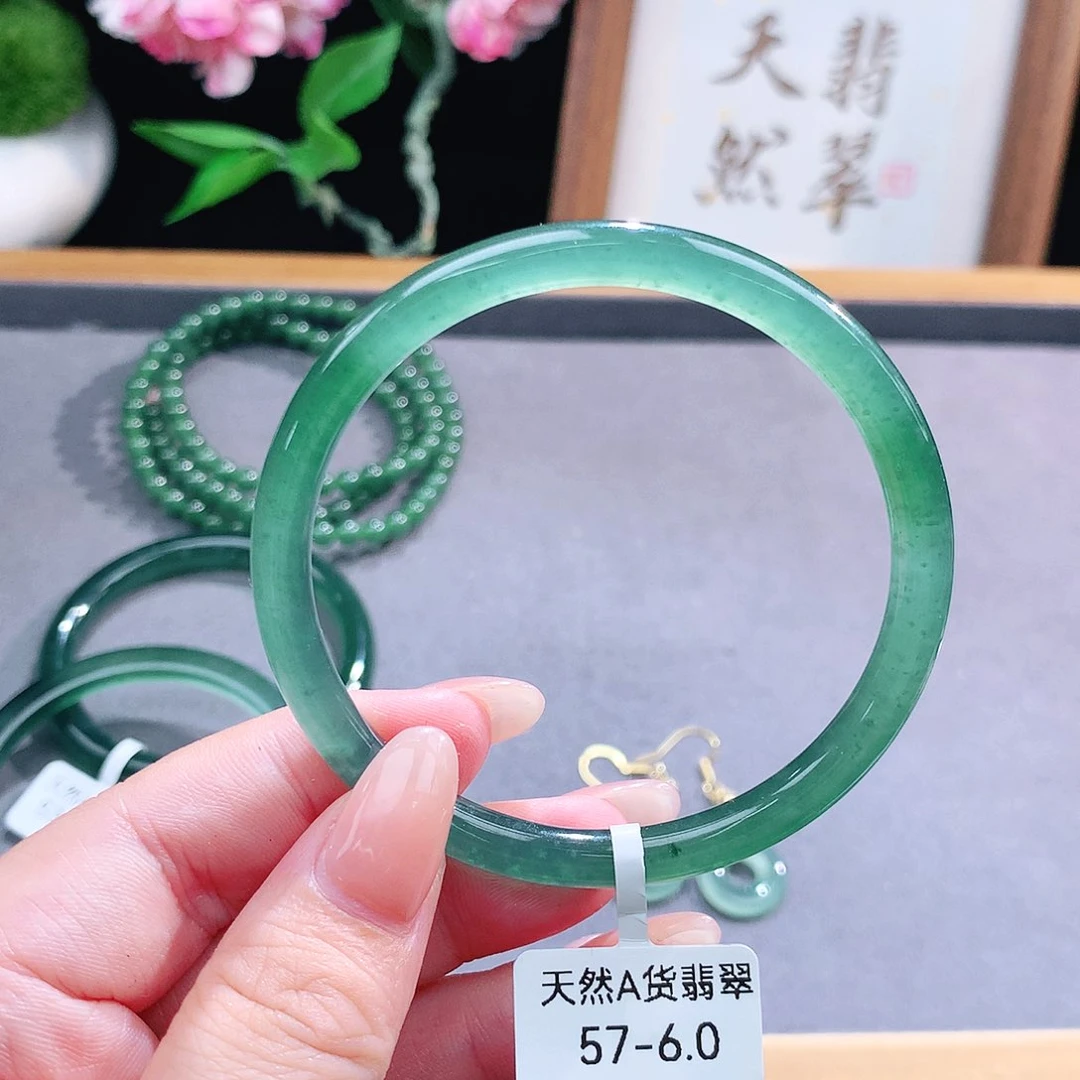 未镶嵌手镯（圆镯）翡翠