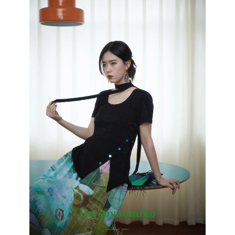 芍药居少女｜「繁复之花」黑色肌理花朵针织U型领开叉短袖T恤女夏