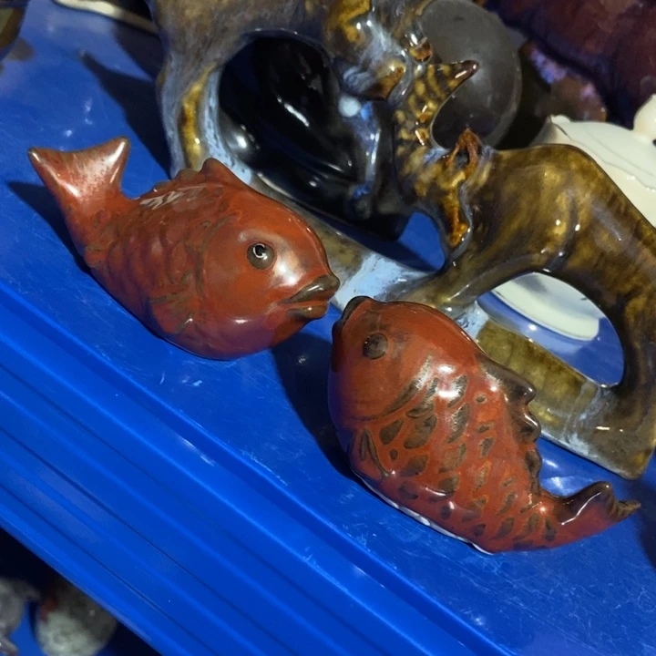 瓷片五厂铁红釉金鱼一对
