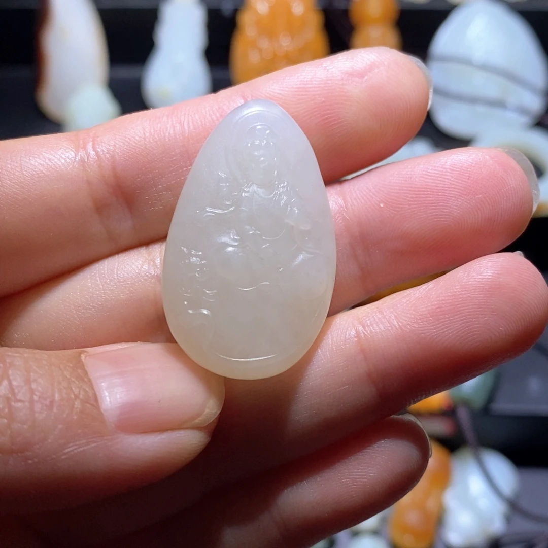 和田玉未镶嵌颈饰美**光