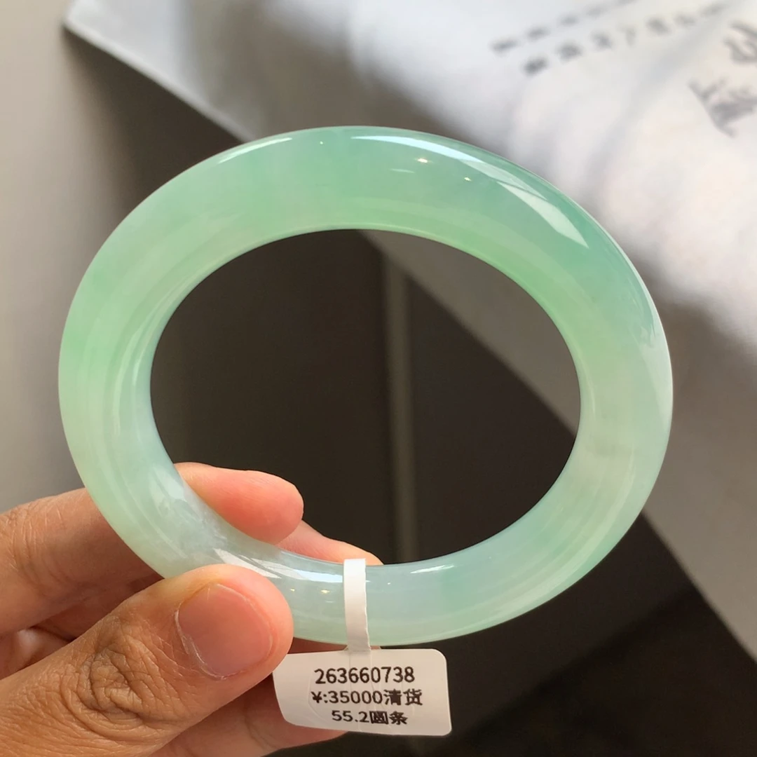 翡翠手镯未镶嵌葡萄肉底色圆条手镯