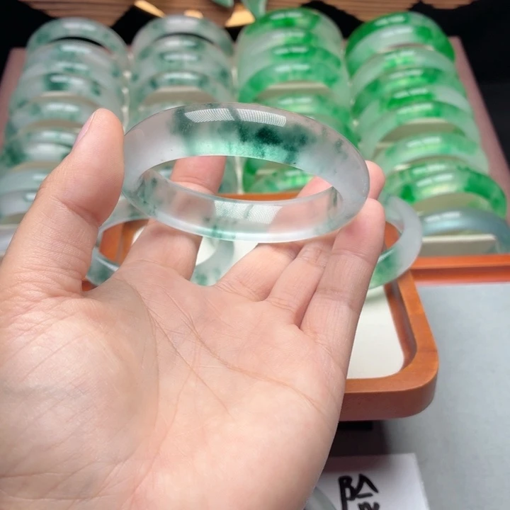 小****石英质玉未镶嵌手镯