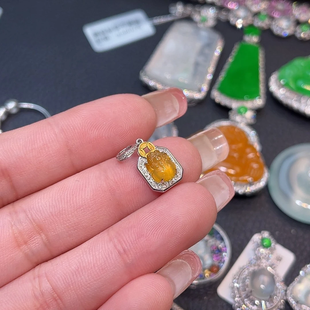 翡翠18K金镶嵌颈饰貔貅