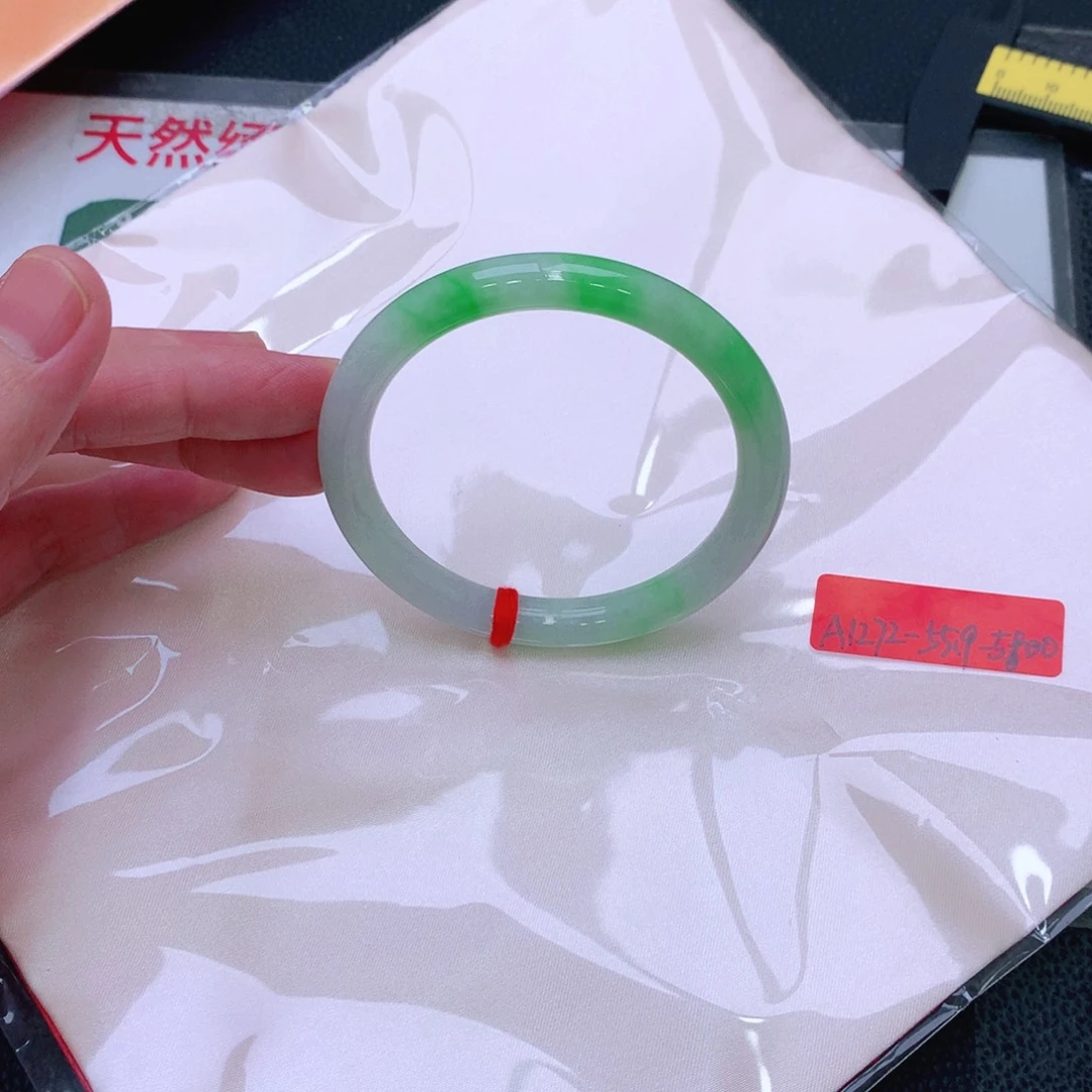 未镶嵌手镯翡翠我*在缅甸翡翠手镯