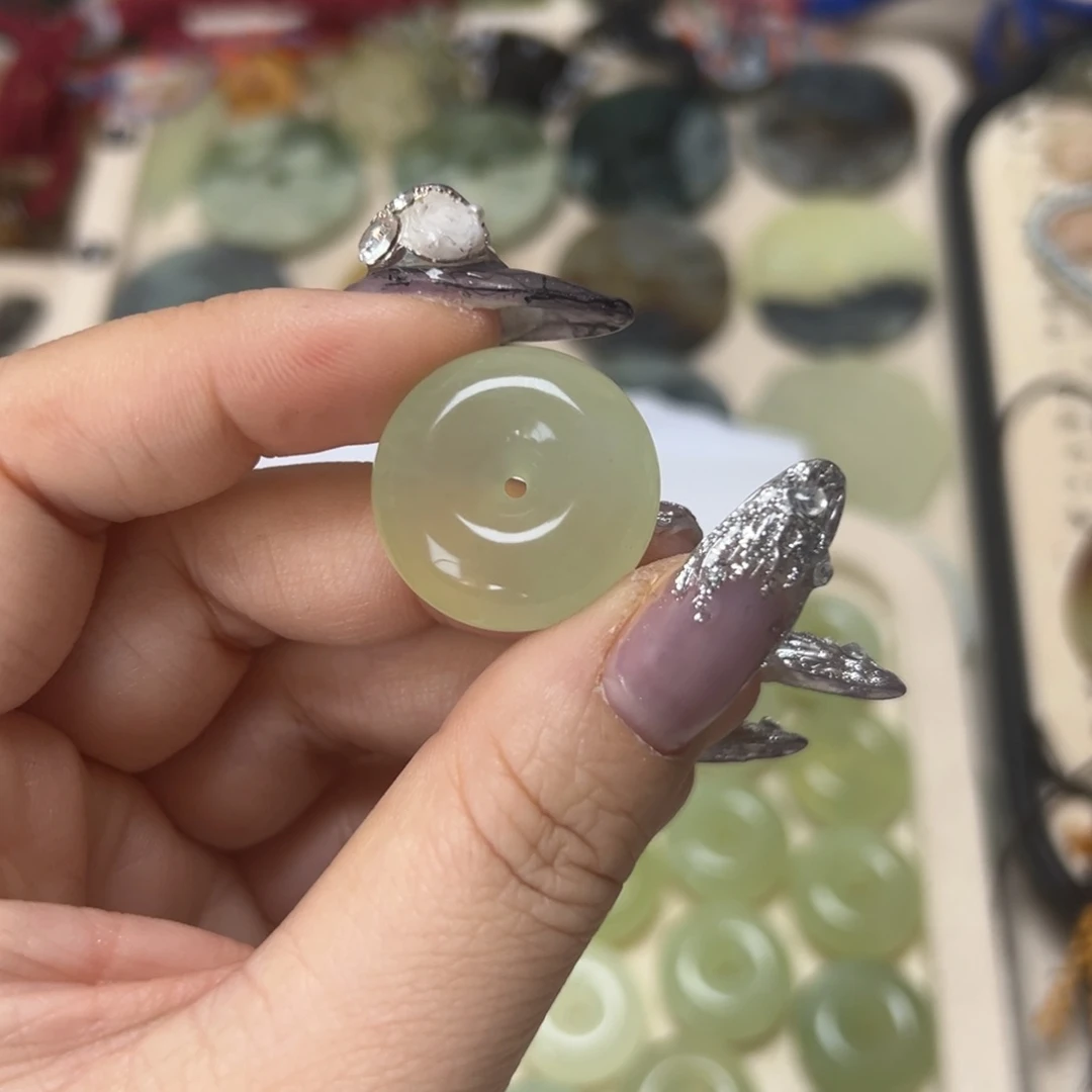 蛇纹石玉颈饰合金