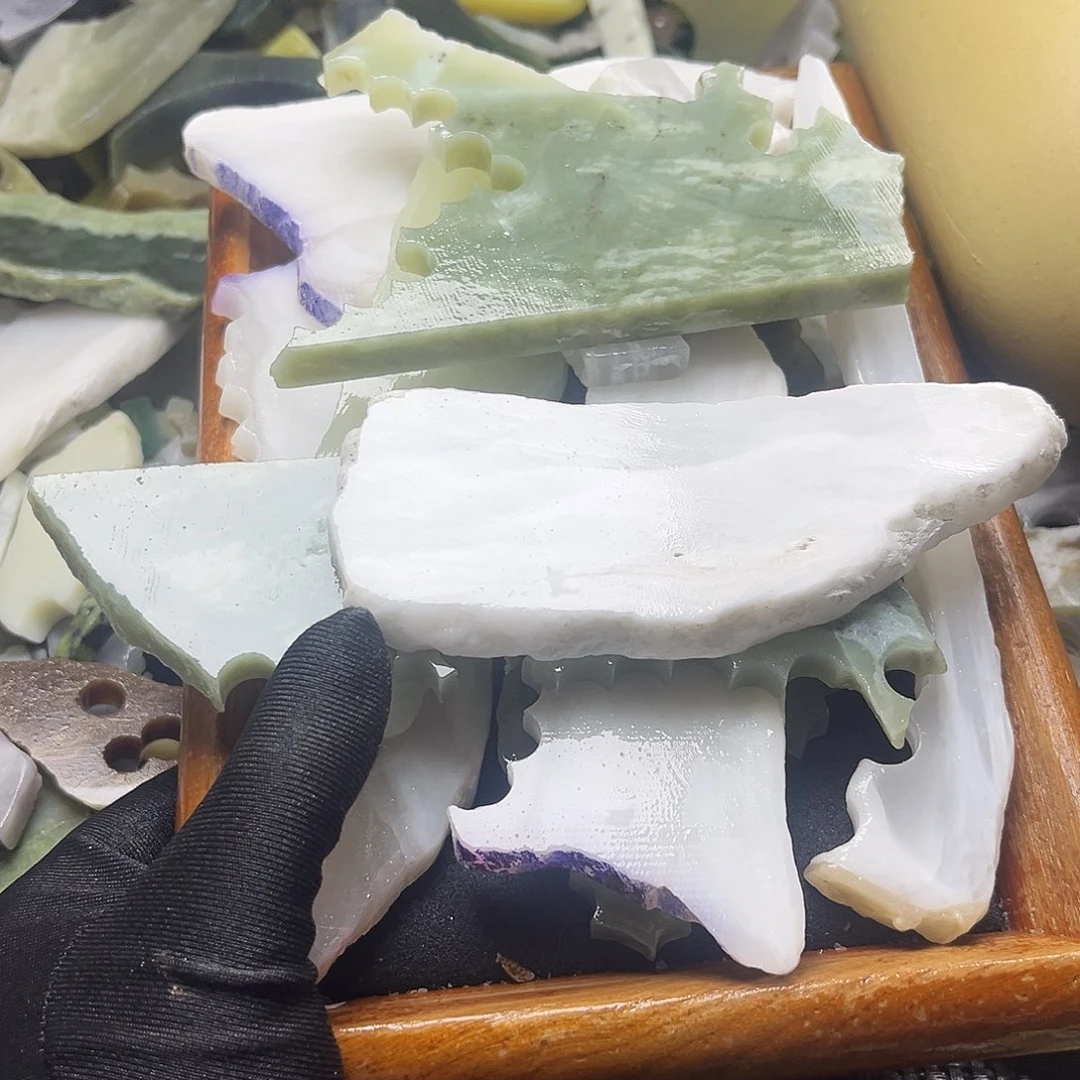 和田玉未镶嵌颈饰无**刀