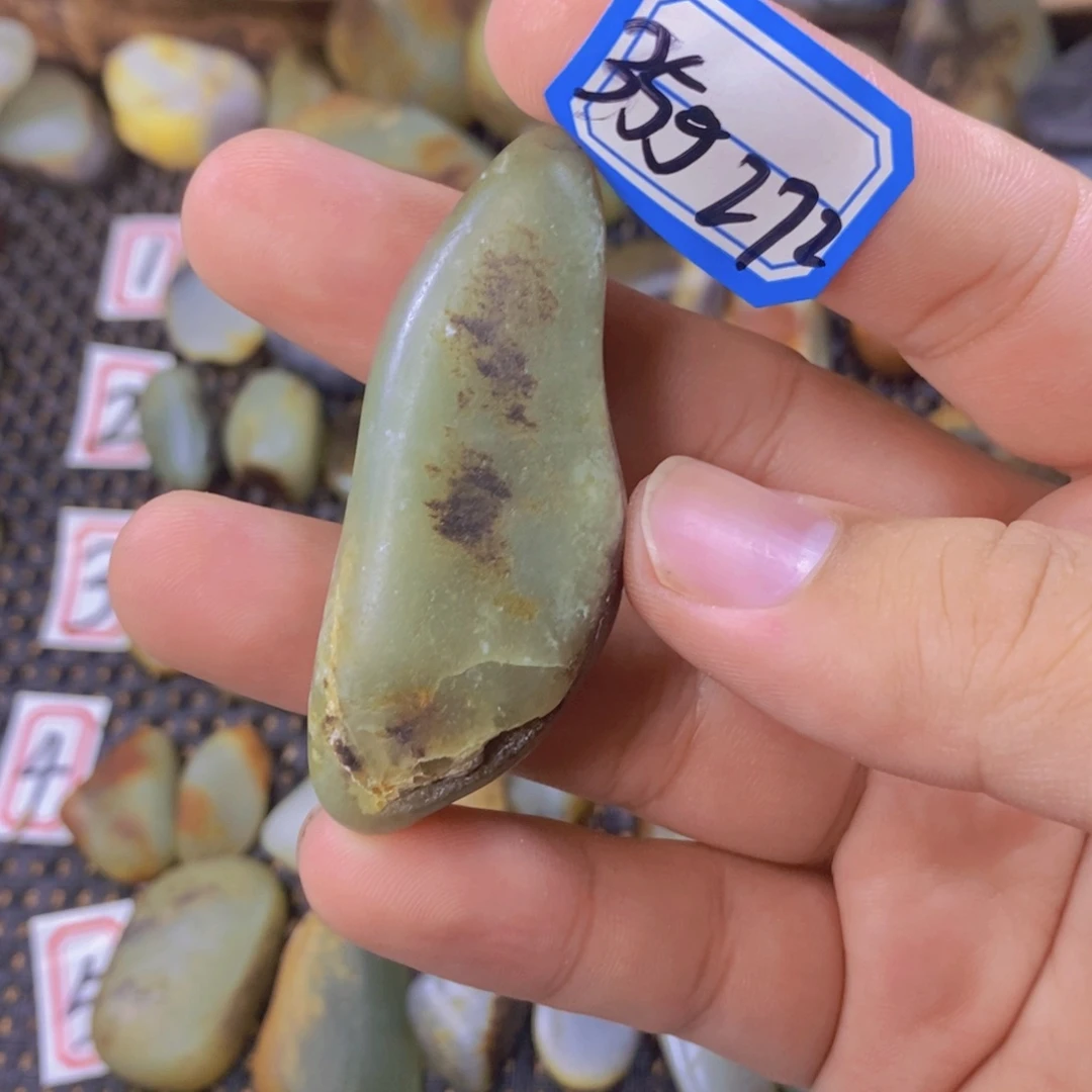 颈饰未镶嵌和田玉（糖玉）