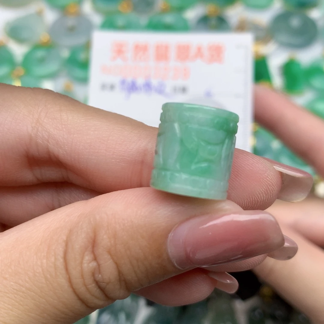 翡翠未镶嵌颈饰路路桶