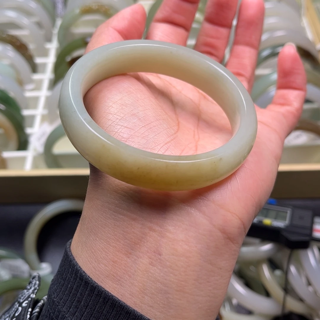 和田玉未镶嵌手镯56.6圈