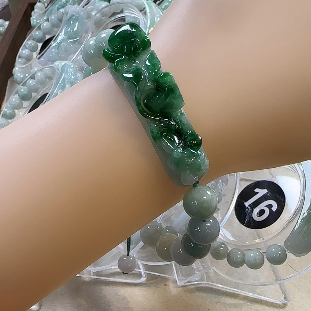 翡翠未镶嵌颈饰手牌