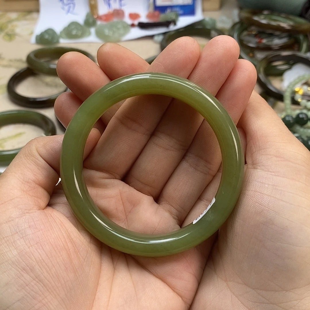 铁***姐和田玉未镶嵌手镯