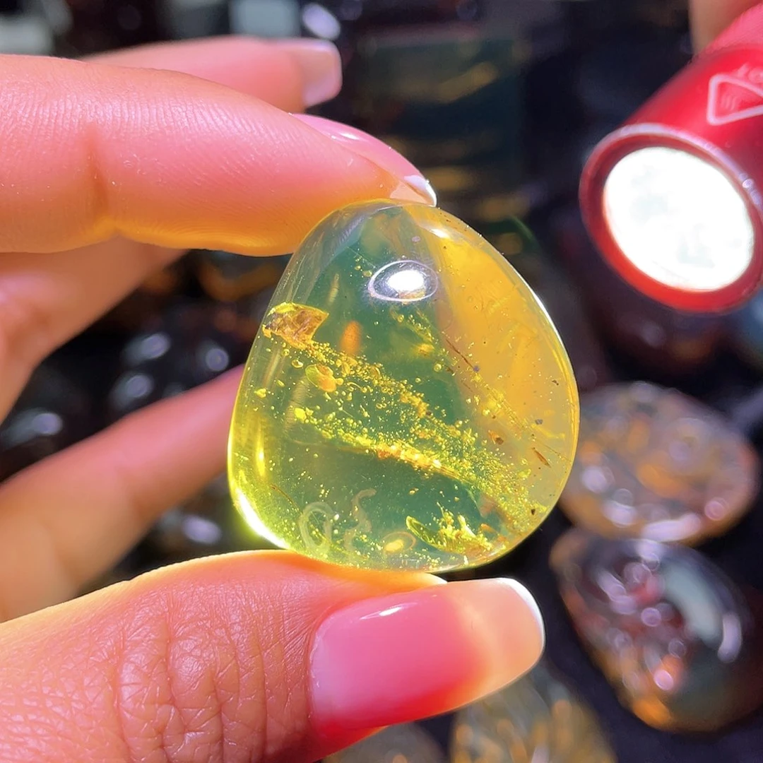 琥珀裸石未镶嵌？