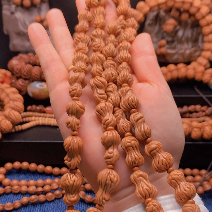 沧*笑花生脖挂2条。