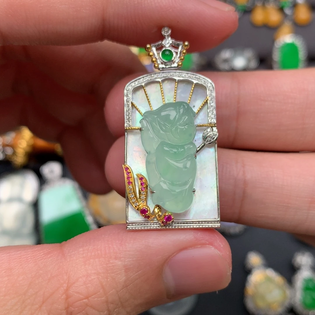 翡翠18K金镶嵌颈饰