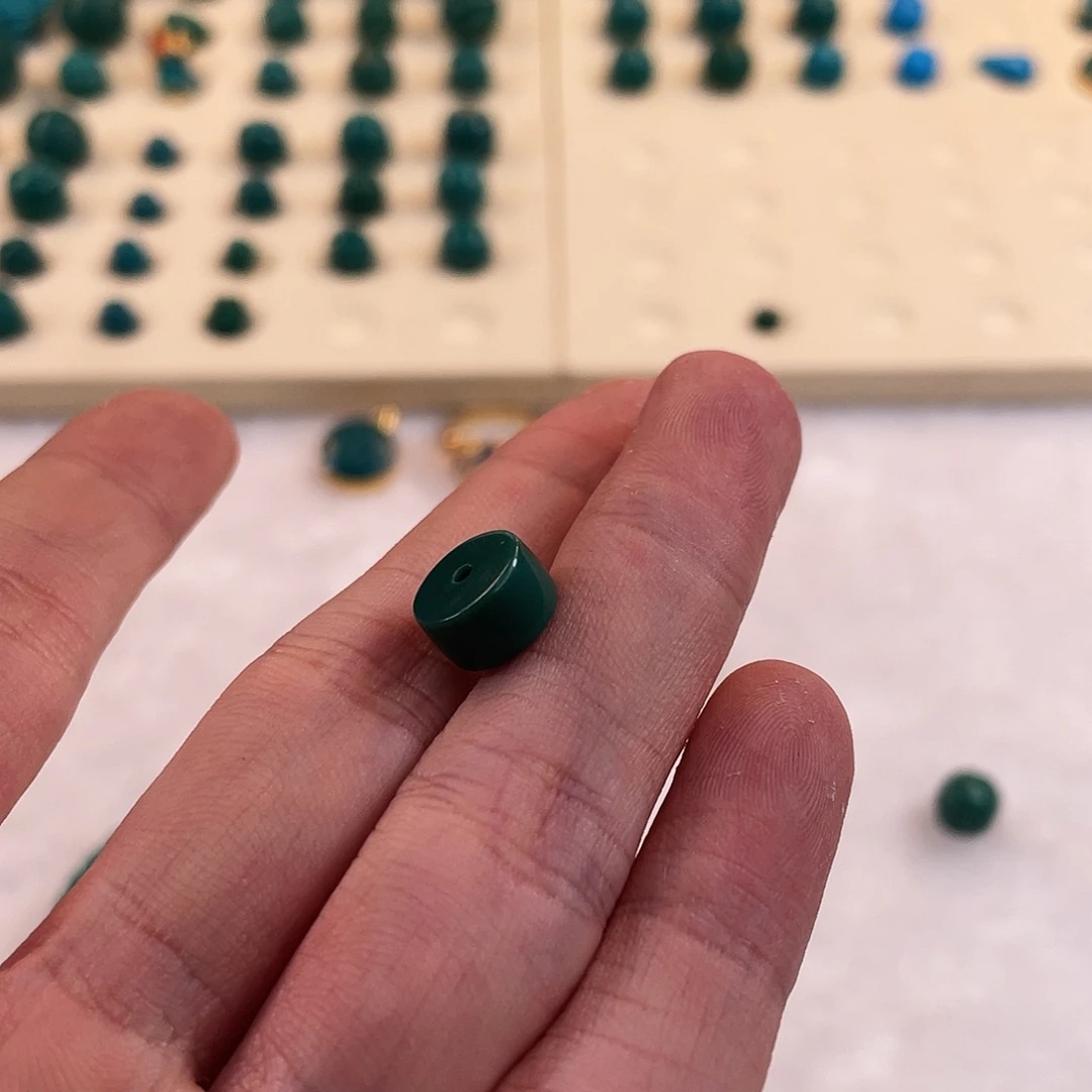 兔***草绿松石未镶嵌耳饰