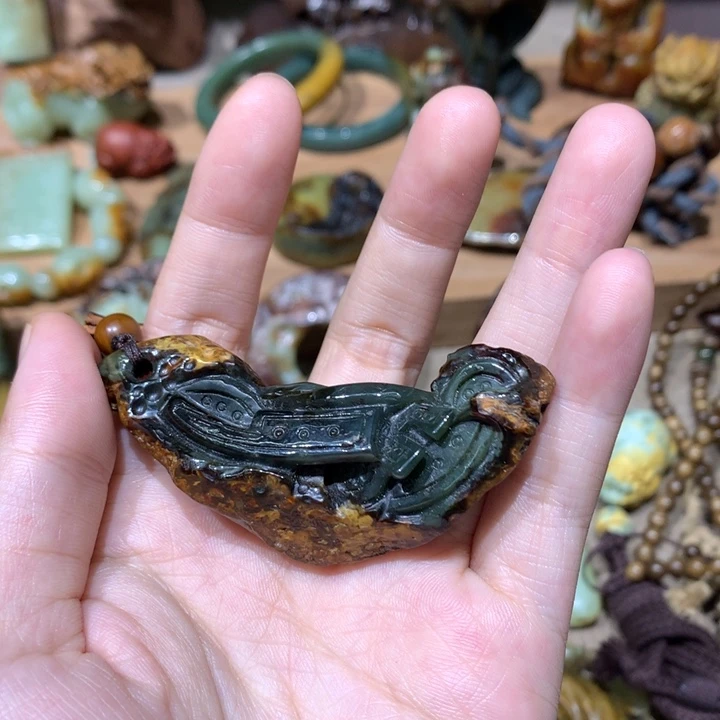 未镶嵌岫岩河磨玉（透闪石质玉）挂件