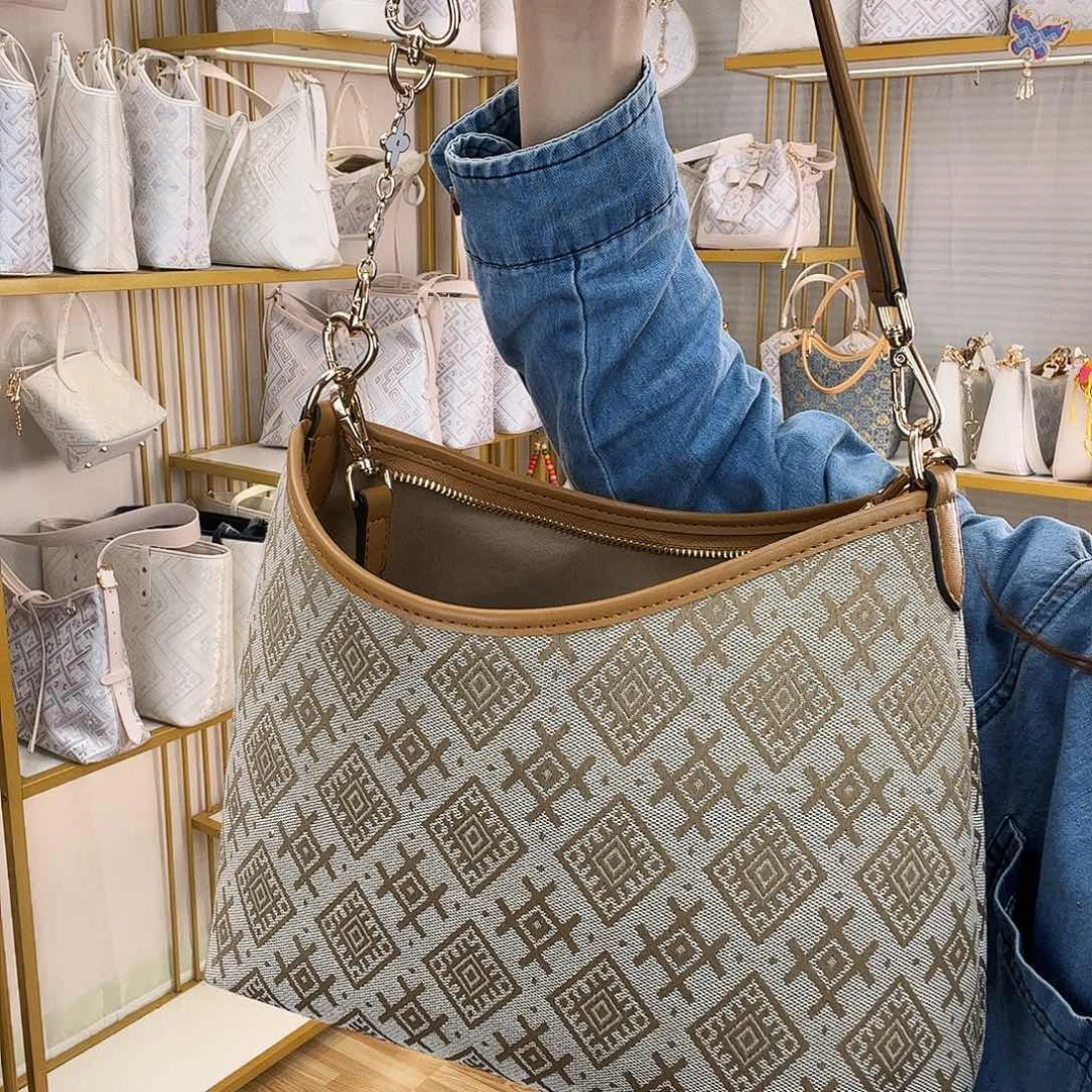 蚕丝井字纹大流浪包