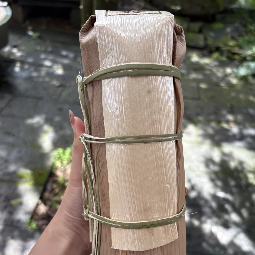 2018年，（森林生茶竹筒龙柱1000克）竹香野韵十足