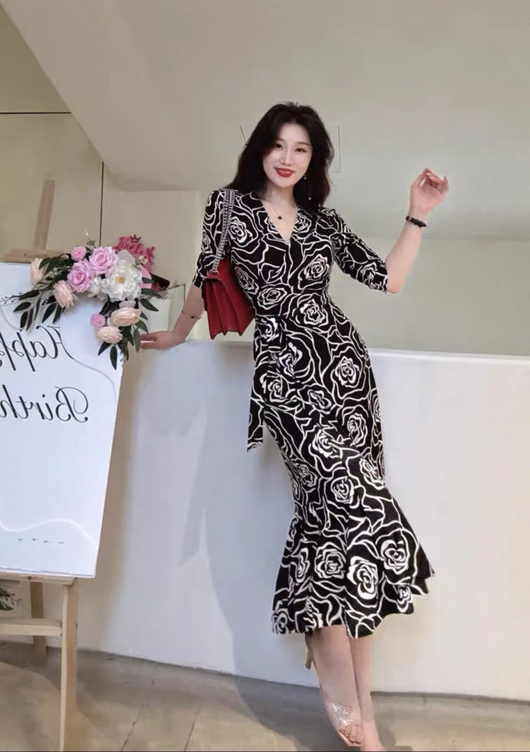 黑白提花玫瑰 裹身裙荷叶边一片式V领时尚气质印花修身度假连衣裙