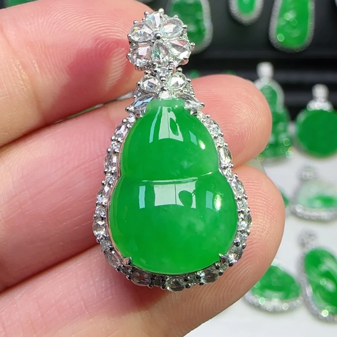 翡翠18K金镶嵌颈饰吊坠