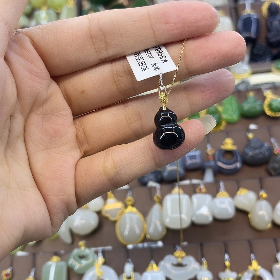 和田玉18K金镶嵌吊坠(赠链)